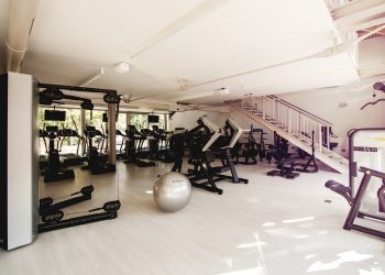 Strength Training vs Cardio: Pros & Cons